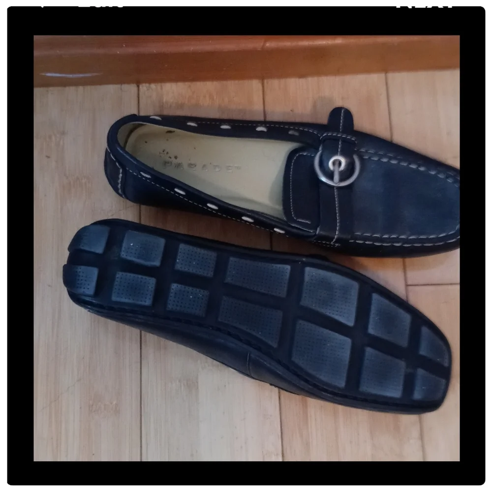 Parade woman’s black